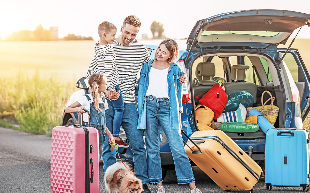 Un amico a quattro zampe con la sua famiglia pronto a partire per le vacanze.