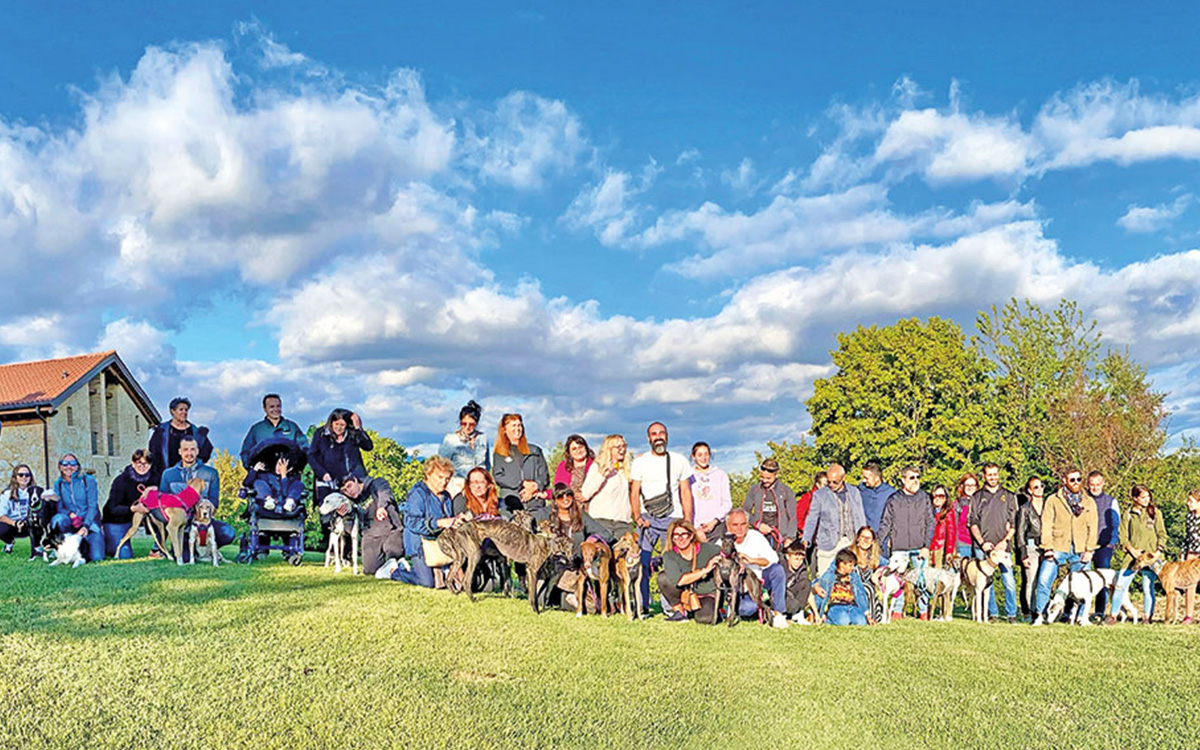 Una foto di gruppo sulle Colline del Prosecco con i vari adottanti di Galgo.